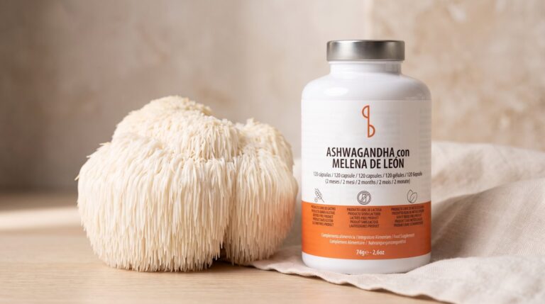 Bote de Ashwagandha con Melena de León de Norte Organics junto a un hongo melena de león fresco